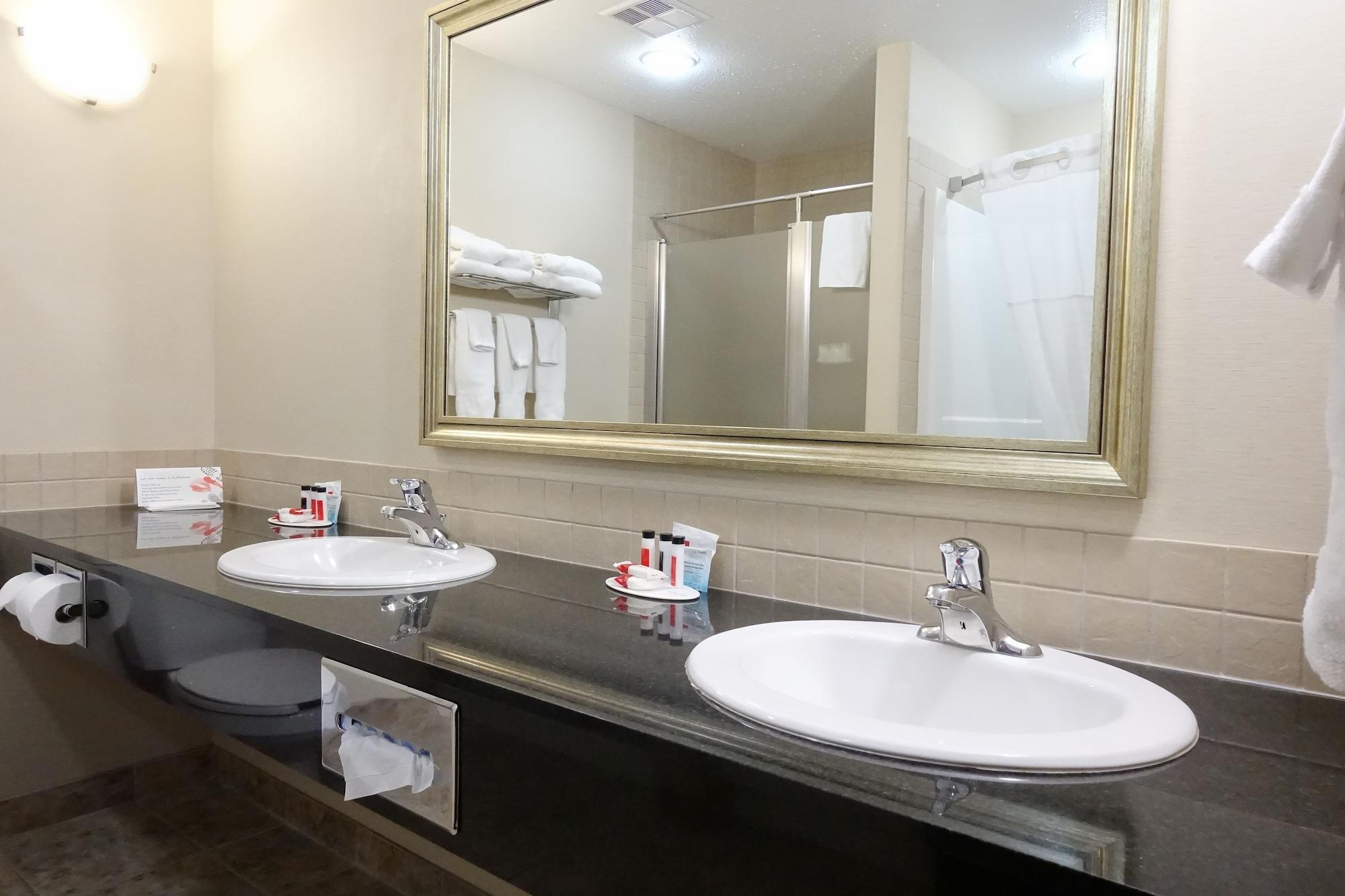 Ramada By Wyndham Weyburn Hotel Luaran gambar