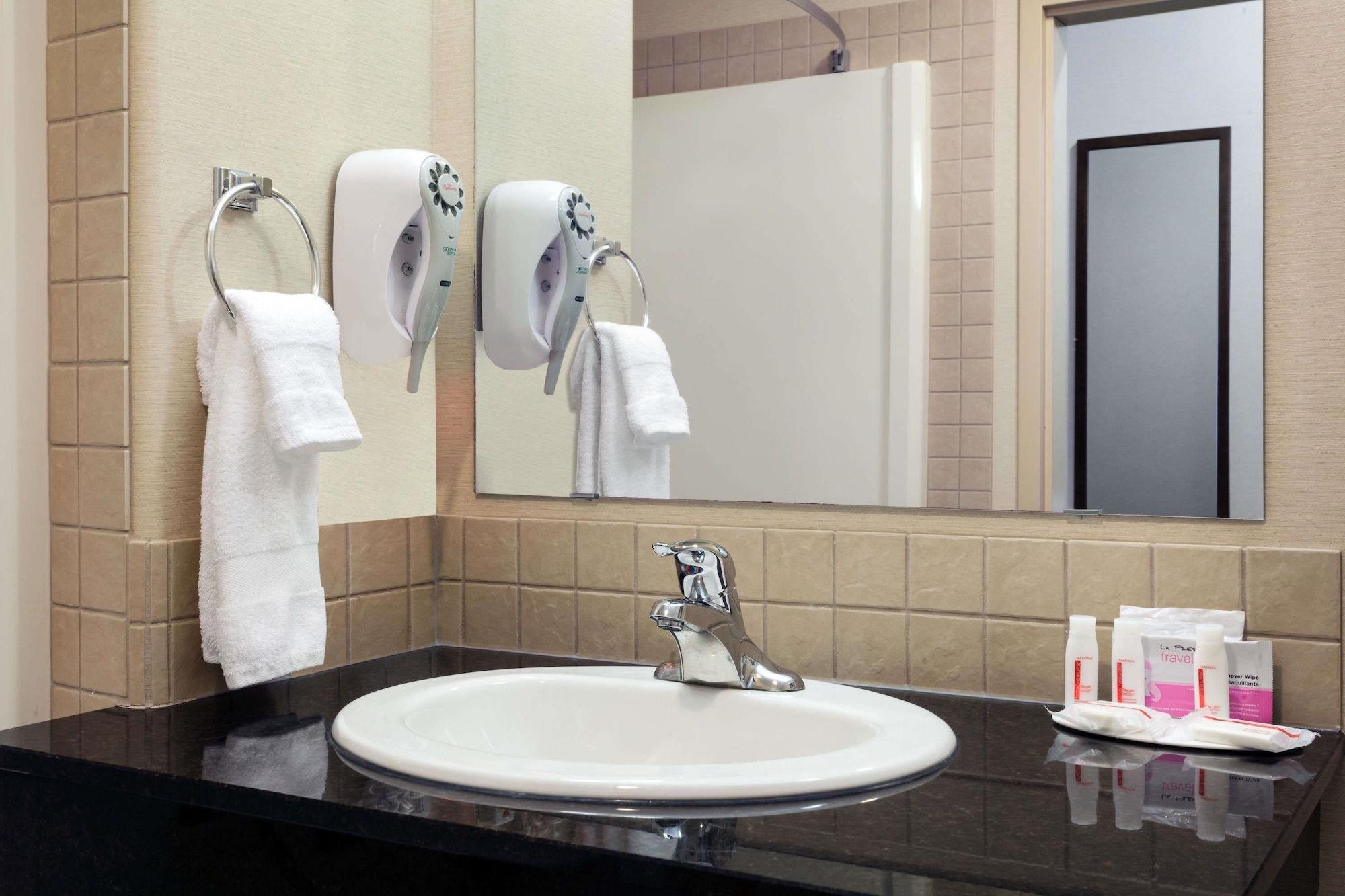 Ramada By Wyndham Weyburn Hotel Luaran gambar