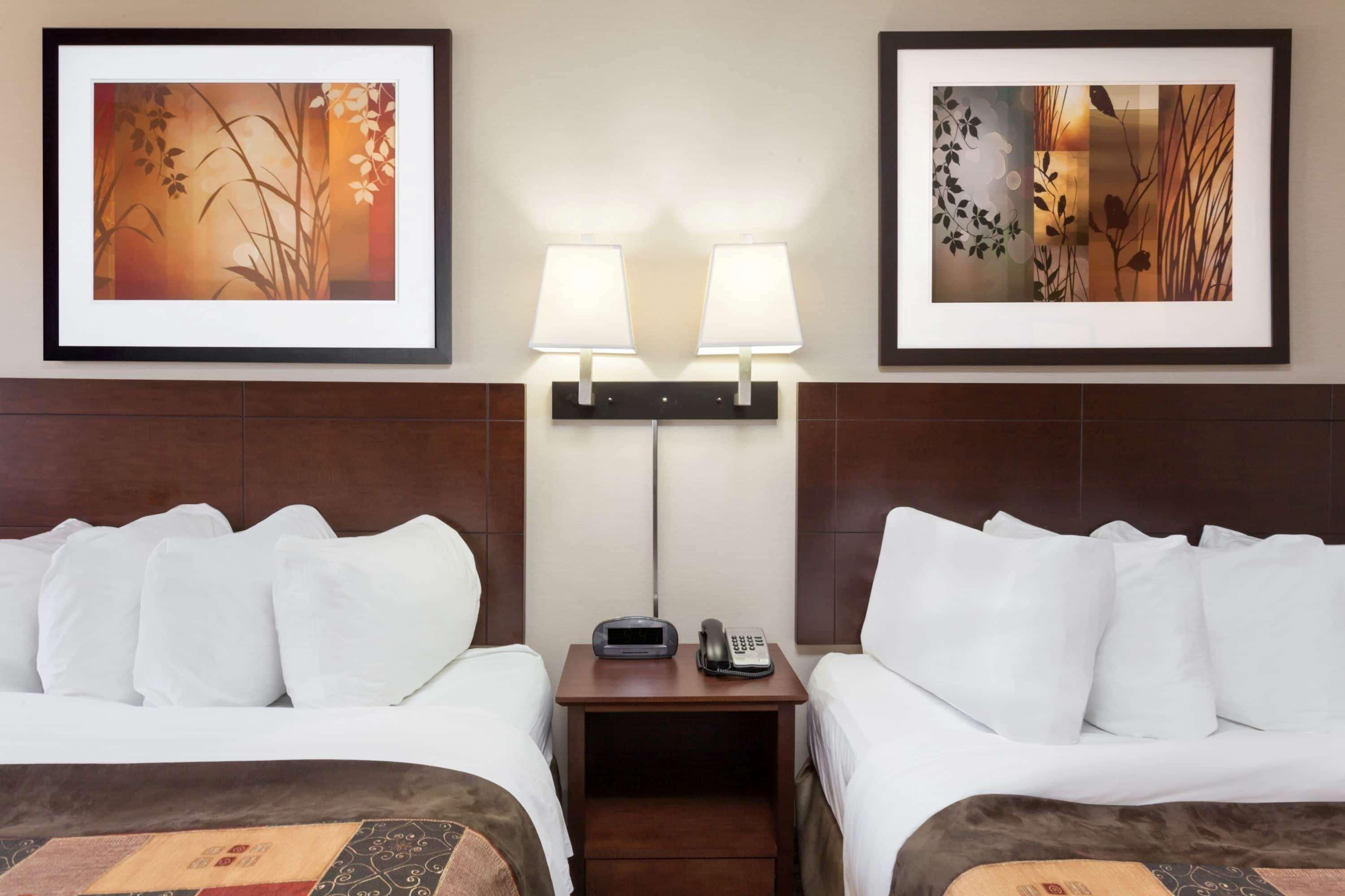 Ramada By Wyndham Weyburn Hotel Luaran gambar