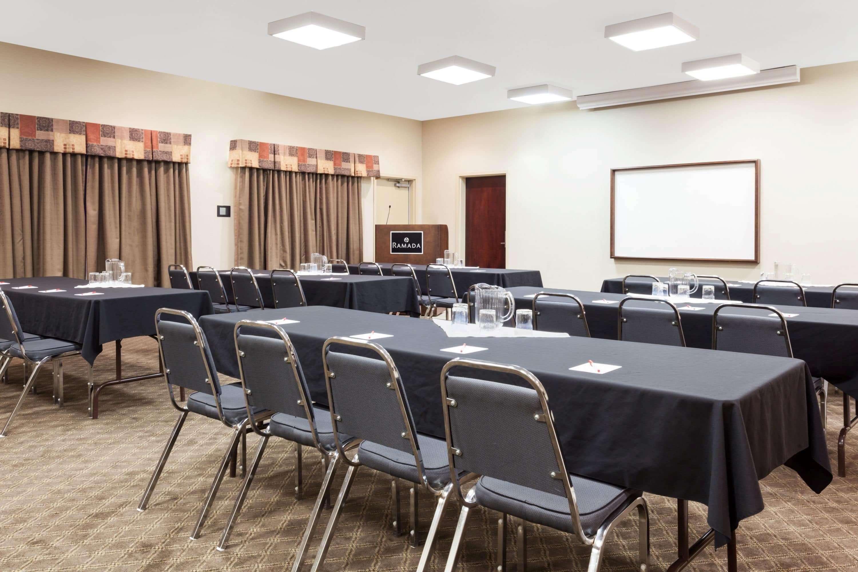 Ramada By Wyndham Weyburn Hotel Luaran gambar