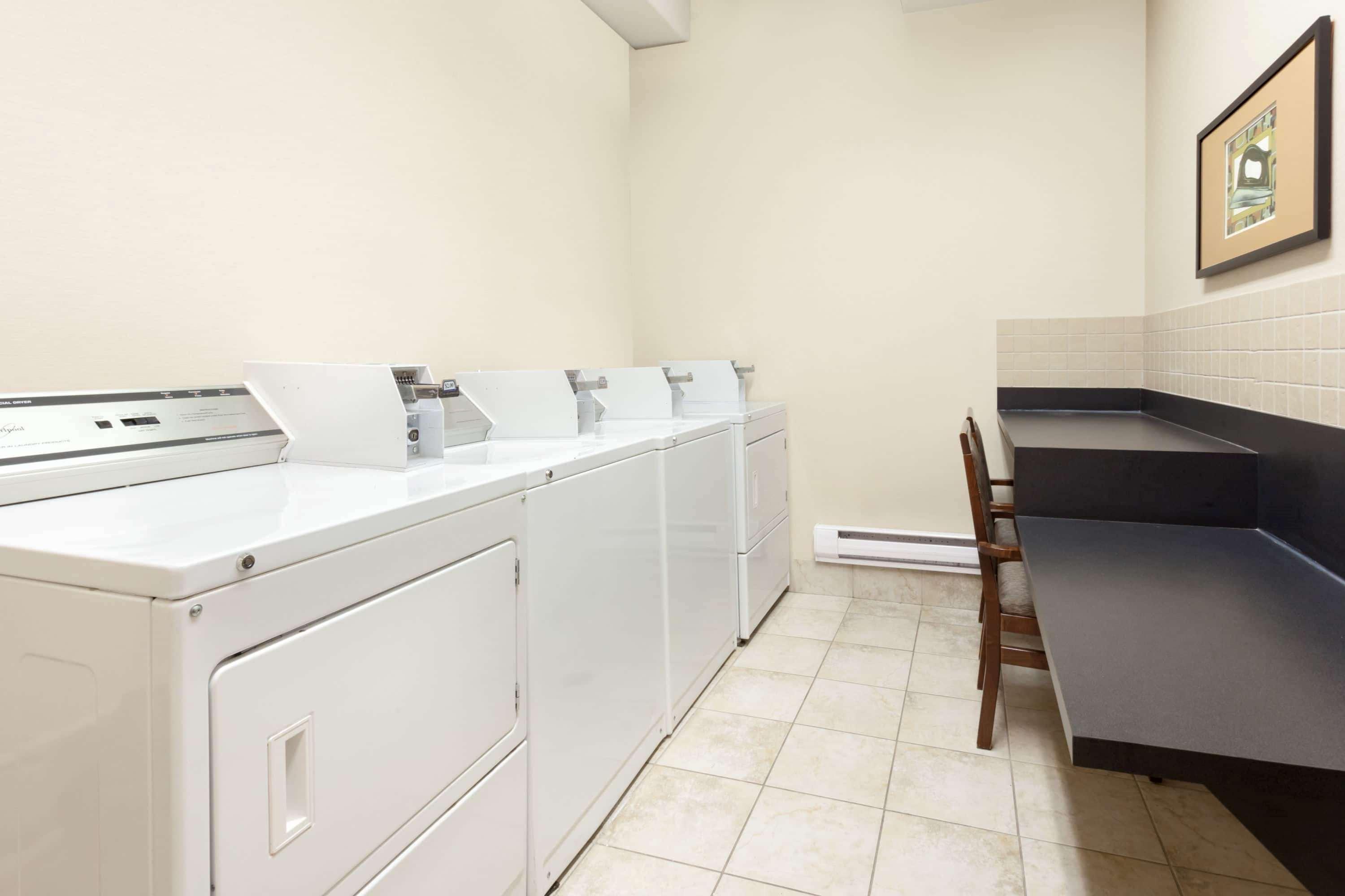 Ramada By Wyndham Weyburn Hotel Luaran gambar