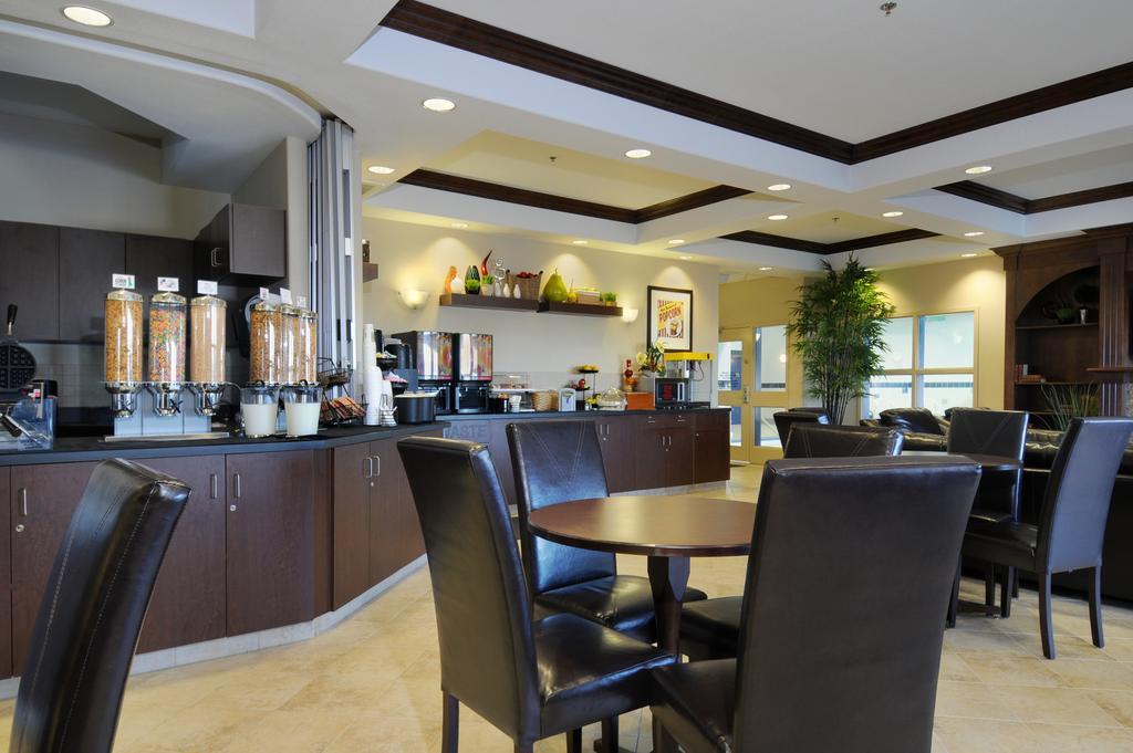 Ramada By Wyndham Weyburn Hotel Luaran gambar