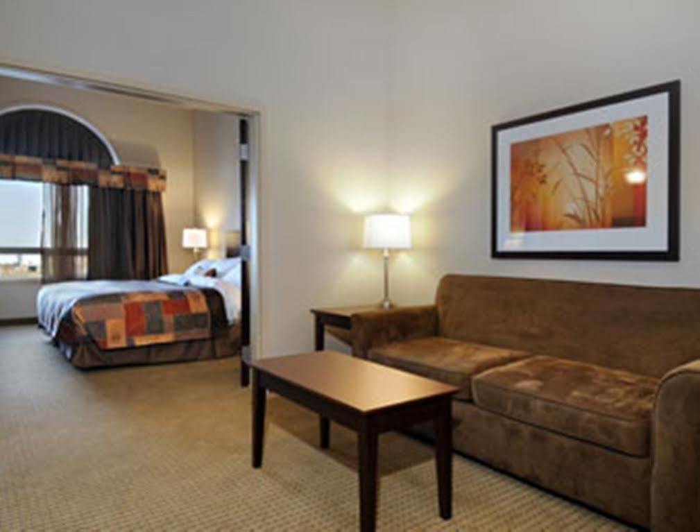 Ramada By Wyndham Weyburn Hotel Luaran gambar
