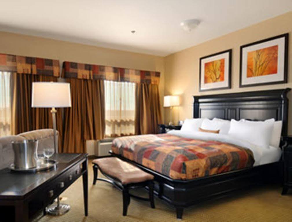 Ramada By Wyndham Weyburn Hotel Luaran gambar