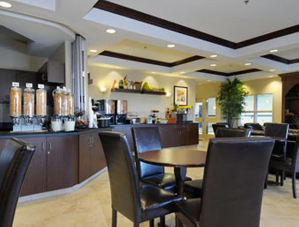 Ramada By Wyndham Weyburn Hotel Luaran gambar